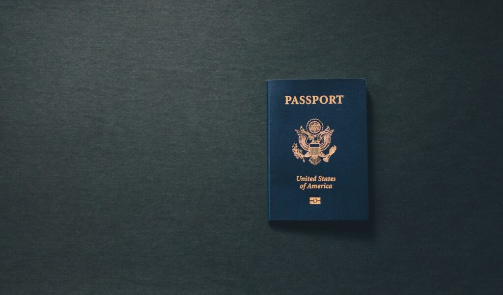 Reisepass und Bordkarte auf Tisch – Symbolbild für die Chancenkarte Deutschland
