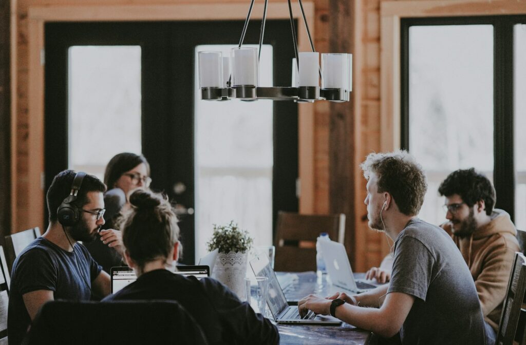 Diverse Team-Meeting im Büro — HR-Operations für internationale Fachkräfte in Deutschland